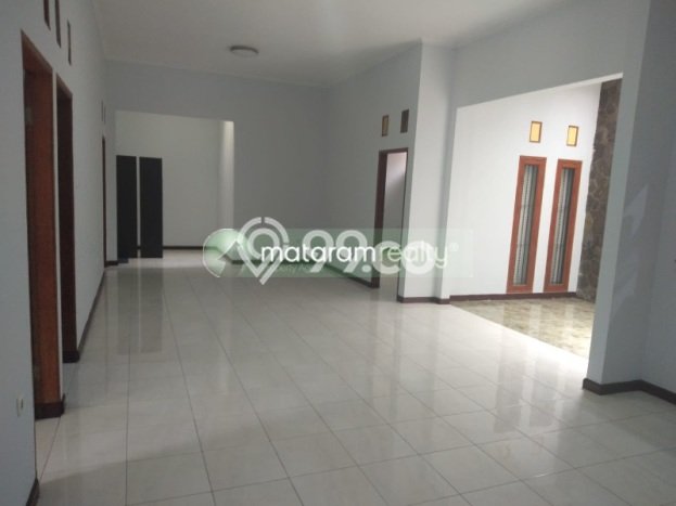 LOKASI TERBAIK! Rumah di Turangga, 3 KM, Lingkungan Elite, Luas 298m² Bangunan 230m² LOKASI TERBAIK! Rumah di Turangga, 3 KM, Lingkungan Elite, Luas 298m² Bangunan 230m²