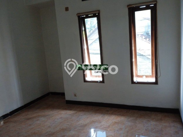 LOKASI TERBAIK! Rumah kawasan Buah Batu, 4 KM, Lingkungan Elite, Luas 140m² Bangunan 200m² LOKASI TERBAIK! Rumah kawasan Buah Batu, 4 KM, Lingkungan Elite, Luas 140m² Bangunan 200m²