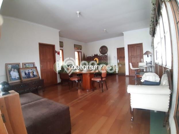 Rumah di Turangga, Dekat Pusat Kota, 5 KM, LT 315m² LB 600m² Rumah di Turangga, Dekat Pusat Kota, 5 KM, LT 315m² LB 600m²
