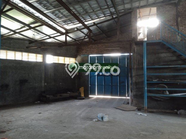 LOKASI PREMIUM! Gudang Kawasan , Luas 300m2m², Lokasi Strategis LOKASI PREMIUM! Gudang Kawasan , Luas 300m2m², Lokasi Strategis
