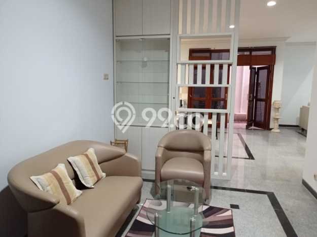 Lokasi terbaik! Rumah siap pakai disewakan di Dukuh Pakis LB 200m2 Lokasi terbaik! Rumah siap pakai disewakan di Dukuh Pakis LB 200m2