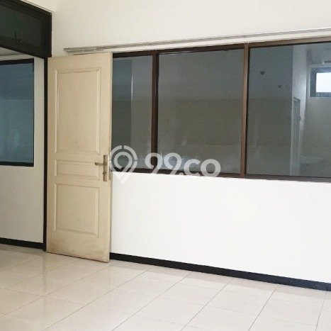 Ruko untuk disewa di Klojen punya LT 273m2 & LB 300m2 harga sewa kompetitif Ruko untuk disewa di Klojen punya LT 273m2 & LB 300m2 harga sewa kompetitif