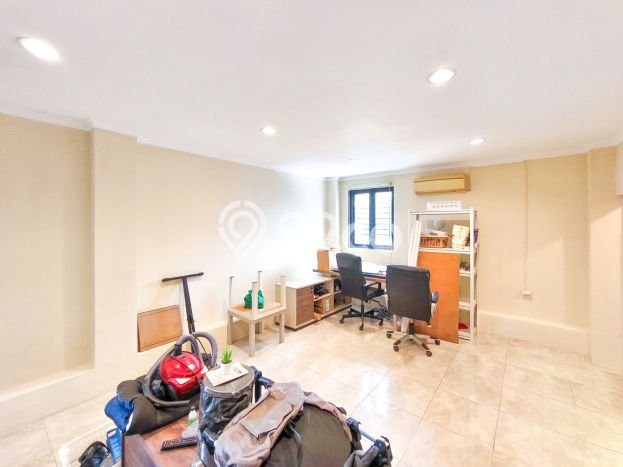 Rumah Strategis Modern Lb 200m2 di Serpong, Tangerang Selatan Rumah Strategis Modern Lb 200m2 di Serpong, Tangerang Selatan