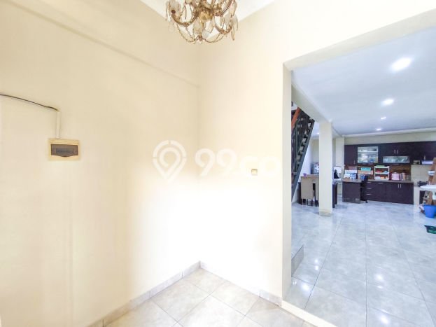 Rumah Strategis Modern Lb 200m2 di Serpong, Tangerang Selatan Rumah Strategis Modern Lb 200m2 di Serpong, Tangerang Selatan