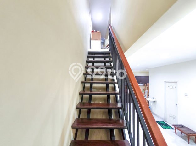 Rumah Strategis Modern Lb 200m2 di Serpong, Tangerang Selatan Rumah Strategis Modern Lb 200m2 di Serpong, Tangerang Selatan