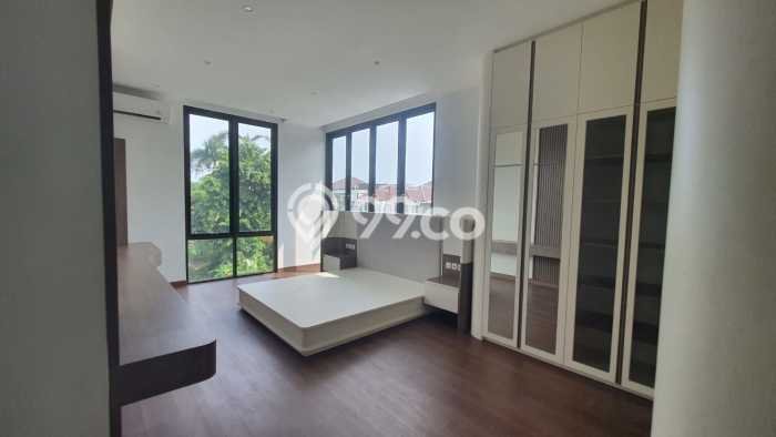 Rumah Elit Modern Tanpa Renovasi di Meruya Jakarta Barat Rumah Elit Modern Tanpa Renovasi di Meruya Jakarta Barat