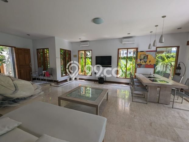 SIAP HUNI! Rumah Asri di , LT 328m2m² LB 230m2m² SIAP HUNI! Rumah Asri di , LT 328m2m² LB 230m2m²