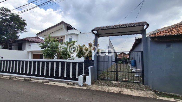 Rumah Elit LB 262m2 Siap Huni Desain Elegan di Pondok Kelapa, Jakarta Timur Rumah Elit LB 262m2 Siap Huni Desain Elegan di Pondok Kelapa, Jakarta Timur
