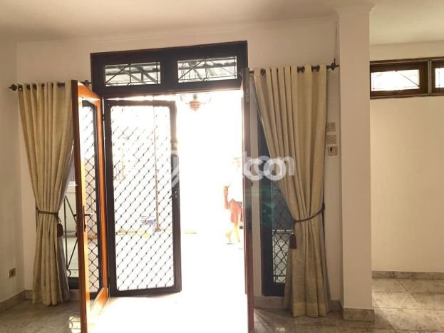 Jual Rumah Luas Elegan Dengan View Eksklusif di Duri Kepa, Jakarta Barat Jual Rumah Luas Elegan Dengan View Eksklusif di Duri Kepa, Jakarta Barat