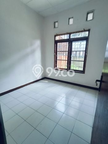 HARGA SPESIAL! Rumah di Taman Kopo Indah, Akses ke Pusat Kota, 3 KT, LT 135m² Bangunan 130m² HARGA SPESIAL! Rumah di Taman Kopo Indah, Akses ke Pusat Kota, 3 KT, LT 135m² Bangunan 130m²
