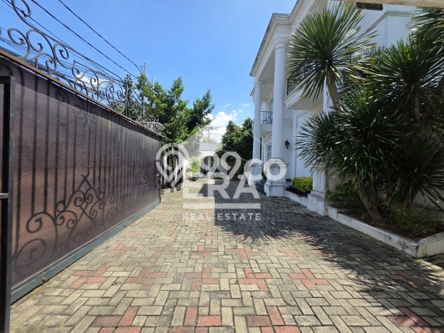 For Sale Rumah Mewah Exclusive di Jatinegara, Jakarta Timur For Sale Rumah Mewah Exclusive di Jatinegara, Jakarta Timur