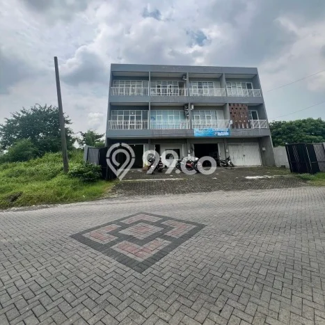 Area Ramai! Ruko Dijual di Wiyung untuk Bisnis Luas Bangunan 250m2 Area Ramai! Ruko Dijual di Wiyung untuk Bisnis Luas Bangunan 250m2