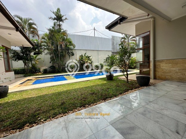Ready to Use! Luxury House LT 883m2 Desain Elegan di Cipete Ready to Use! Luxury House LT 883m2 Desain Elegan di Cipete