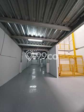 LOKASI PREMIUM! Gudang Kawasan , Luas 738m2m², Lokasi Niaga LOKASI PREMIUM! Gudang Kawasan , Luas 738m2m², Lokasi Niaga