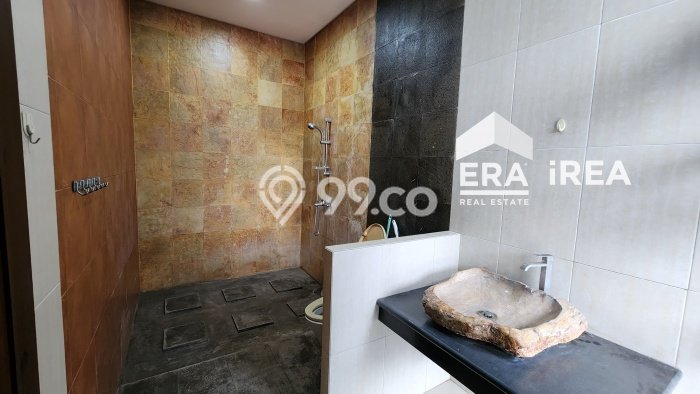 For Sale Rumah 5 Kamar Lokasi Ideal Nyaman dan Strategis di Colomadu For Sale Rumah 5 Kamar Lokasi Ideal Nyaman dan Strategis di Colomadu