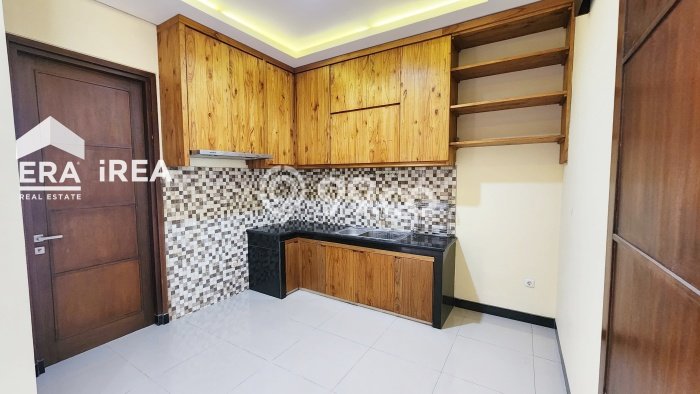 For Sale Rumah 5 Kamar Lokasi Ideal Nyaman dan Strategis di Colomadu For Sale Rumah 5 Kamar Lokasi Ideal Nyaman dan Strategis di Colomadu