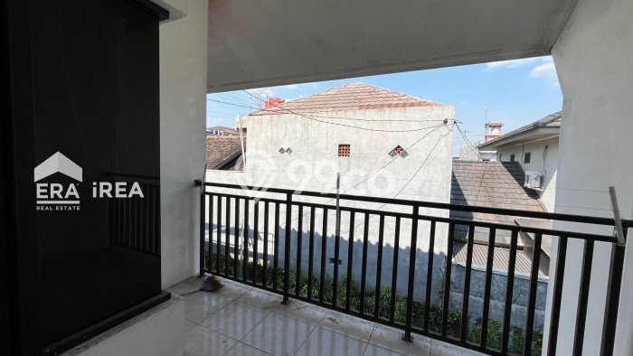 Rumah Modern Minimalis 4 Kamar Bisa Langsung Pindah di Laweyan Rumah Modern Minimalis 4 Kamar Bisa Langsung Pindah di Laweyan