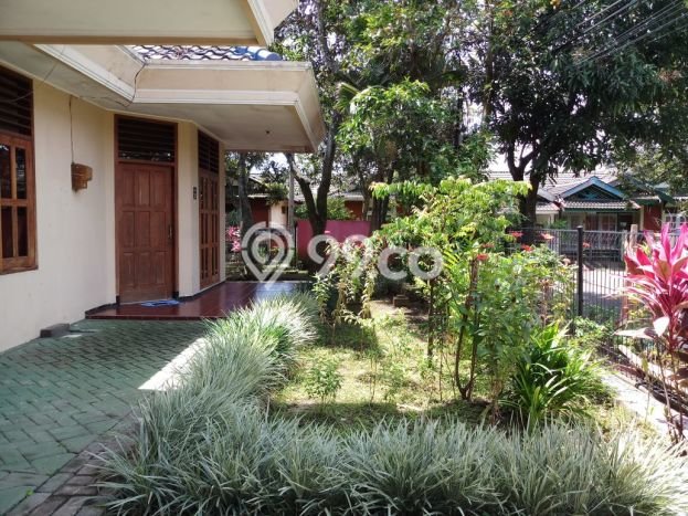Rumah Mewah LB 450m2 Siap Huni Desain Elegan di Ketintang, Surabaya Rumah Mewah LB 450m2 Siap Huni Desain Elegan di Ketintang, Surabaya