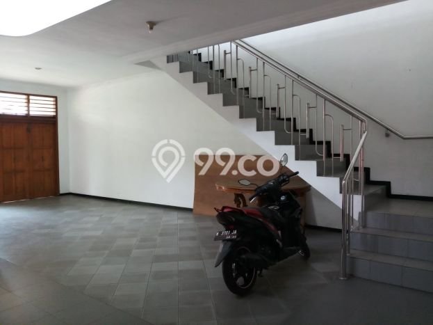 Rumah Mewah LB 450m2 Siap Huni Desain Elegan di Ketintang, Surabaya Rumah Mewah LB 450m2 Siap Huni Desain Elegan di Ketintang, Surabaya