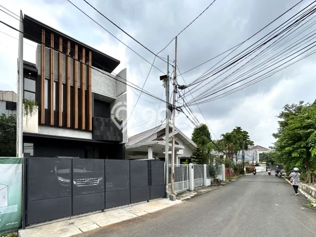 For Sale! Premium House LT 136m2 Desain Elegan di Otista For Sale! Premium House LT 136m2 Desain Elegan di Otista