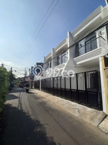 Rumah Luxury Modern Tanpa Renovasi di Cawang Jakarta Timur Rumah Luxury Modern Tanpa Renovasi di Cawang Jakarta Timur