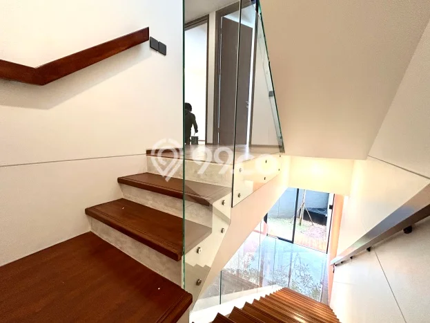 For Sale! Premium House LT 136m2 Desain Elegan di Otista For Sale! Premium House LT 136m2 Desain Elegan di Otista