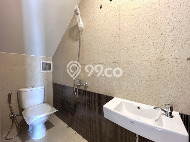 For Sale! Premium House LT 136m2 Desain Elegan di Otista For Sale! Premium House LT 136m2 Desain Elegan di Otista