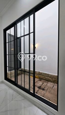 Rumah Elit Modern Tanpa Renovasi di Mulyosari Surabaya Rumah Elit Modern Tanpa Renovasi di Mulyosari Surabaya
