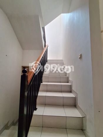 Rumah Elit LB 200m2 Siap Pakai Desain Elegan di Semanan, Jakarta Barat Rumah Elit LB 200m2 Siap Pakai Desain Elegan di Semanan, Jakarta Barat