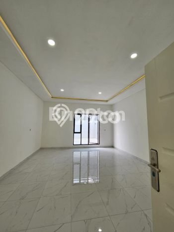 Rumah Luas Asri 4 KT Siap Pakai di Meruya Jakarta Barat Rumah Luas Asri 4 KT Siap Pakai di Meruya Jakarta Barat