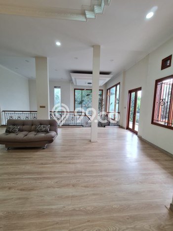 HUNIAN BERKELAS! Rumah Exclusive Andir, Bandung, LT 360m2m² Luas Bangunan 330m2m² HUNIAN BERKELAS! Rumah Exclusive Andir, Bandung, LT 360m2m² Luas Bangunan 330m2m²
