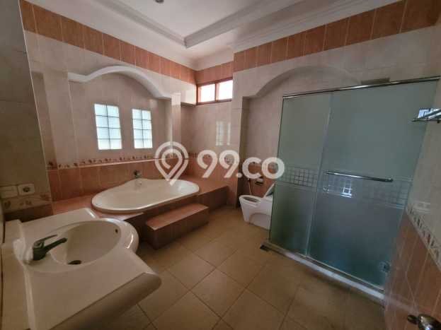 INVESTASI CERDAS! Rumah Premium Setra Duta, Bandung, LT 300m2m² Luas Bangunan 450m2m² INVESTASI CERDAS! Rumah Premium Setra Duta, Bandung, LT 300m2m² Luas Bangunan 450m2m²