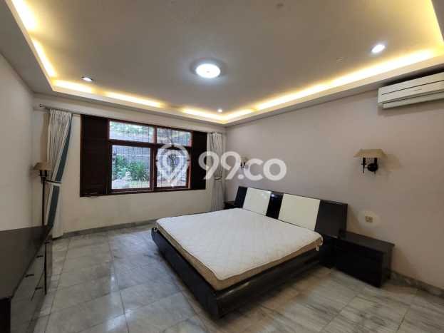 Rumah Elit LB 300m2 Siap Pakai Desain Elegan di Surya Sumantri, Bandung Rumah Elit LB 300m2 Siap Pakai Desain Elegan di Surya Sumantri, Bandung