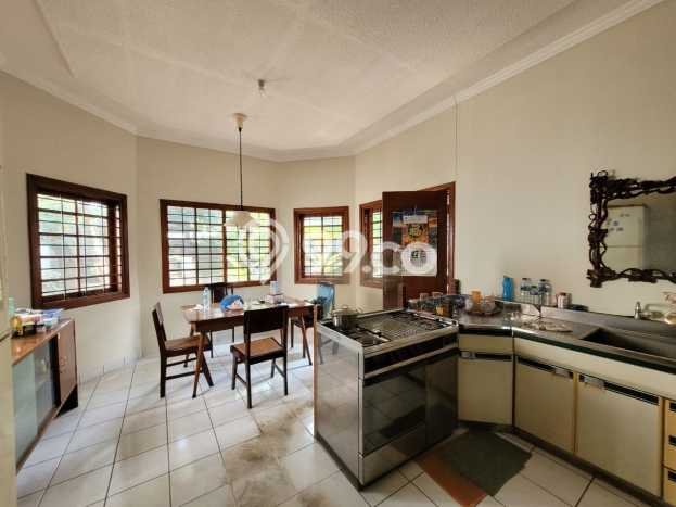 Rumah Lingkungan Asri kawasan Sayap Dago, Bandung, LT 1367m² Bangunan 700m² Rumah Lingkungan Asri kawasan Sayap Dago, Bandung, LT 1367m² Bangunan 700m²