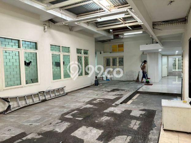 Unit Kantor Paling Strategis di Raya Darmo Surabaya dengan LB 400m2 Unit Kantor Paling Strategis di Raya Darmo Surabaya dengan LB 400m2