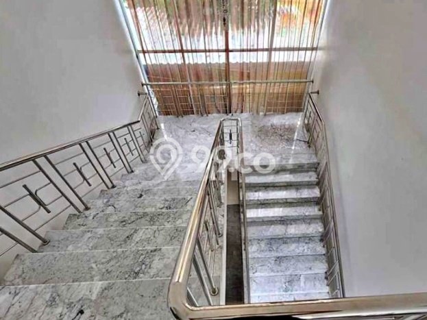Hunian Mewah LB 600m2 Siap Pakai Desain Elegan di Pondok Indah, Jakarta Selatan Hunian Mewah LB 600m2 Siap Pakai Desain Elegan di Pondok Indah, Jakarta Selatan