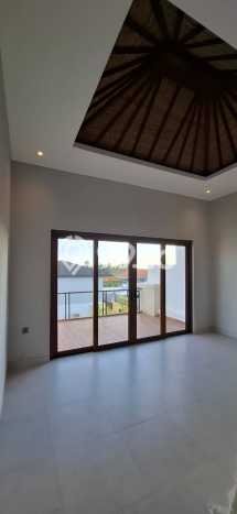 Rumah Mewah LB 225m2 Siap Pakai Desain Elegan di Canggu, Badung Rumah Mewah LB 225m2 Siap Pakai Desain Elegan di Canggu, Badung