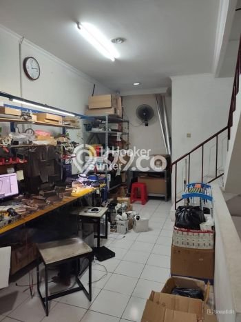 AREA TERBAIK! Ruko di Mangga Dua, Luas 240m², Keramaian Tinggi AREA TERBAIK! Ruko di Mangga Dua, Luas 240m², Keramaian Tinggi