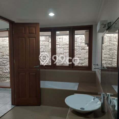 Rumah Strategis di Kemang, 3 KM, Lingkungan Tenang, LT 650m2m² LB 500m2m² Rumah Strategis di Kemang, 3 KM, Lingkungan Tenang, LT 650m2m² LB 500m2m²