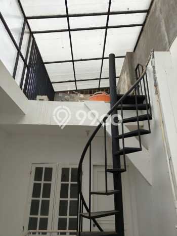 Rumah Luas Asri 3 KT Siap Pakai di Raffles Hills Jakarta Timur Rumah Luas Asri 3 KT Siap Pakai di Raffles Hills Jakarta Timur