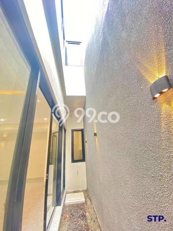 Rumah Luxury Modern Tanpa Renovasi di Citraland Surabaya Rumah Luxury Modern Tanpa Renovasi di Citraland Surabaya