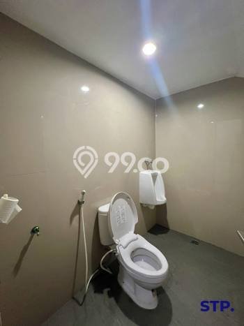 For Rent Ruko Strategis di Manyar, Luas 250m², Jalan Utama For Rent Ruko Strategis di Manyar, Luas 250m², Jalan Utama