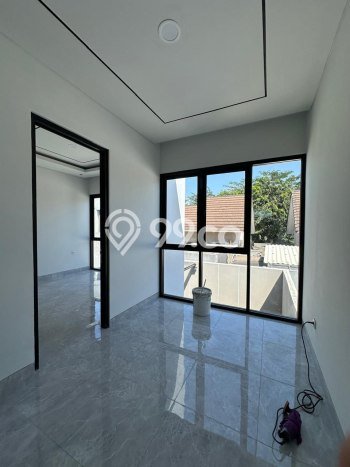 Rumah Modern 3 Kamar Terawat di Kompleks Perumahan , Surabaya Rumah Modern 3 Kamar Terawat di Kompleks Perumahan , Surabaya