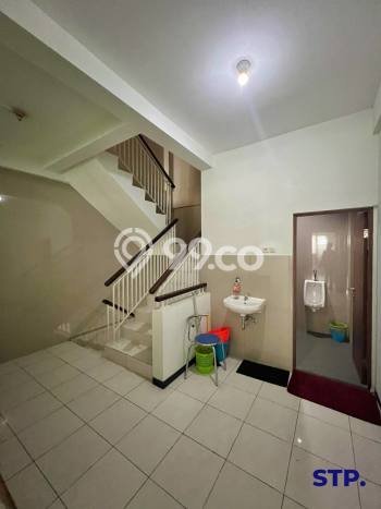 For Rent Ruko Strategis di Manyar, Luas 250m², Jalan Utama For Rent Ruko Strategis di Manyar, Luas 250m², Jalan Utama