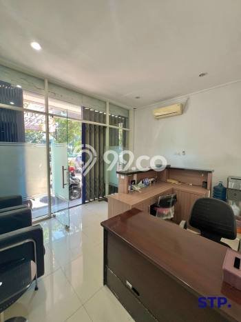 For Rent Ruko Strategis di Manyar, Luas 250m², Jalan Utama For Rent Ruko Strategis di Manyar, Luas 250m², Jalan Utama