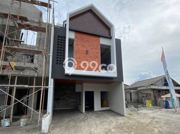 Rumah Strategis Ciracas, Jakarta Timur, LT 65m² Bangunan 118m² Rumah Strategis Ciracas, Jakarta Timur, LT 65m² Bangunan 118m²