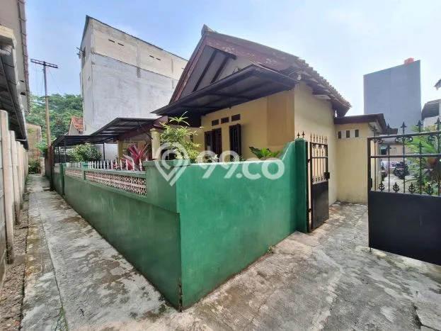 Rumah Kost untuk Dijual di Ciputat dengan 8 KT, 8 KM, Luas 350m2 Rumah Kost untuk Dijual di Ciputat dengan 8 KT, 8 KM, Luas 350m2