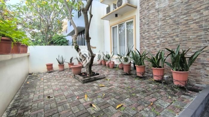 Ready to Use! Luxury House LT 216m2 Desain Modern di Kemang Pratama Ready to Use! Luxury House LT 216m2 Desain Modern di Kemang Pratama