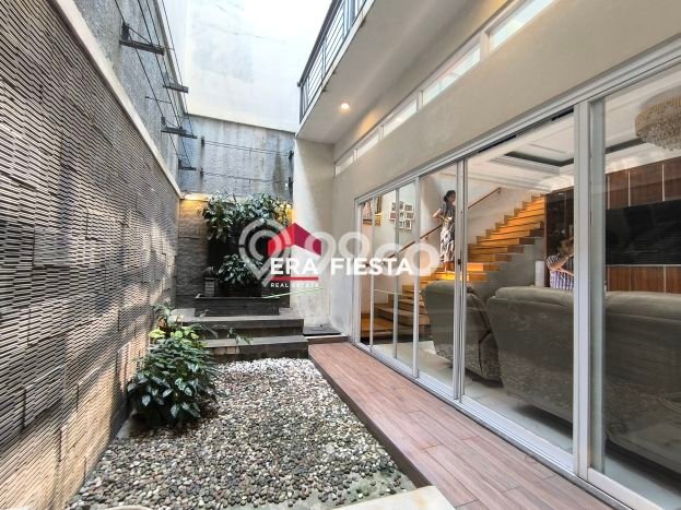Rumah Elit Modern Tanpa Renovasi di Joglo Jakarta Barat Rumah Elit Modern Tanpa Renovasi di Joglo Jakarta Barat