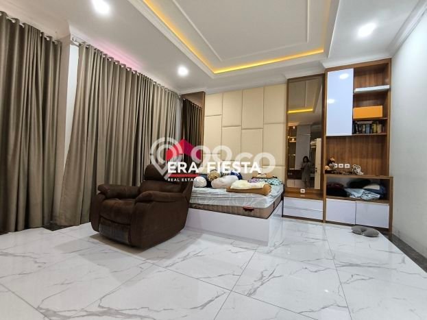 Rumah Elit Modern Tanpa Renovasi di Joglo Jakarta Barat Rumah Elit Modern Tanpa Renovasi di Joglo Jakarta Barat